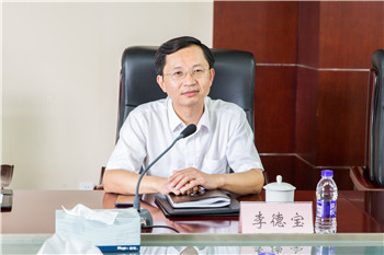 会上,李德宝首先对来宾一行的到访表示欢迎.